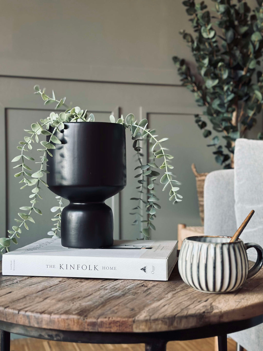 Vase en Verre Noir - Surface Lisse pour Fleurs et Décoration Intérieure