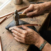 Bracelet de Cheville Femme en Cuivre - Manchette Ouverte Réglable avec Texture Martelée