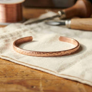 Bracelet de Cheville Femme en Cuivre - Manchette Ouverte Réglable avec Texture Martelée