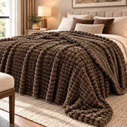 Couverture Aspect Velours Marron Châtaigne - Texture Velours de Lait et Motif à Carreaux pour l'Hiver