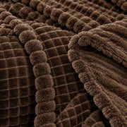 Couverture Aspect Velours Marron Châtaigne - Texture Velours de Lait et Motif à Carreaux pour l'Hiver