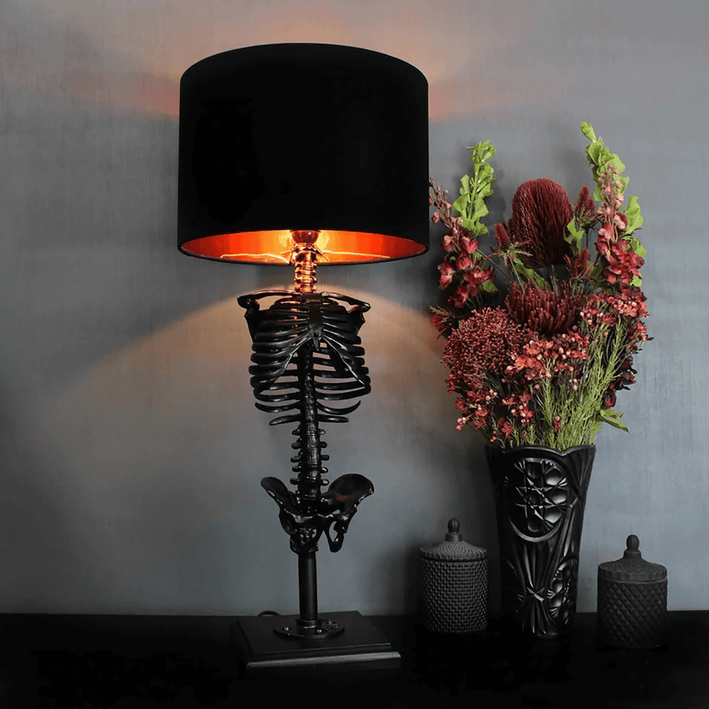 Lampe de Table Squelette - Figurine en Résine avec Base en Bois et Abat-Jour