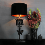 Lampe de Table Squelette - Figurine en Résine avec Base en Bois et Abat-Jour