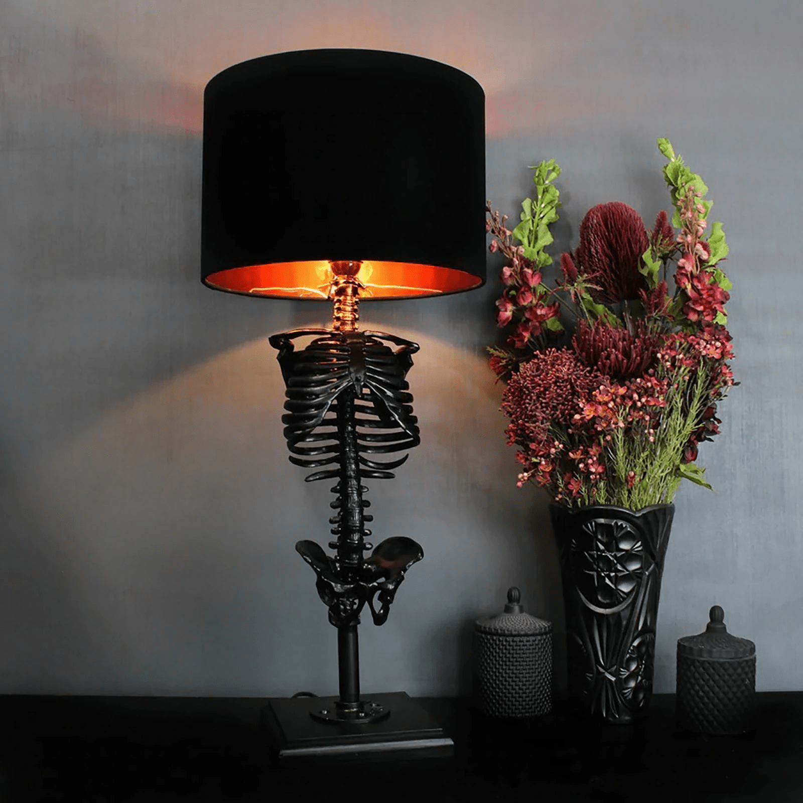 Lampe de Table Squelette - Figurine en Résine avec Base en Bois et Abat-Jour