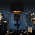 Lampe de Table Squelette - Figurine en Résine avec Base en Bois et Abat-Jour