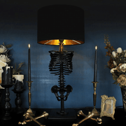Lampe de Table Squelette - Figurine en Résine avec Base en Bois et Abat-Jour
